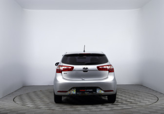 Подержанный автомобиль Kia Rio Hatchback 2012 года (6 фото)
