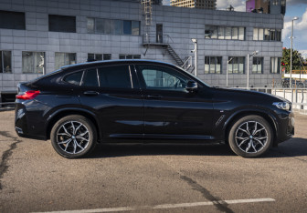 Подержанный автомобиль BMW X4 2022 года (4 фото)