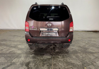 Подержанный автомобиль Nissan Pathfinder 2010 года (5 фото)