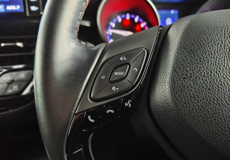 Подержанный автомобиль Toyota C-HR 2019 года (14 фото)