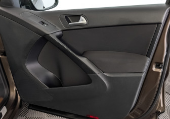 Подержанный автомобиль Volkswagen Tiguan 2015 года (25 фото)