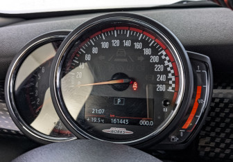 Подержанный автомобиль MINI Hatch 2019 года (16 фото)