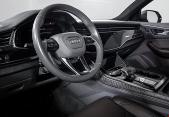 Подержанный автомобиль Audi Q8 2019 года (14 фото)