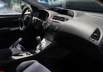 Подержанный автомобиль Honda Civic Hatchback 2007 года (7 фото)
