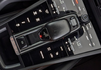 Подержанный автомобиль Porsche Cayenne 2020 года (21 фото)