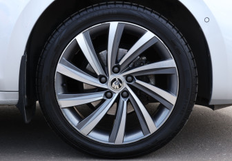 Подержанный автомобиль Skoda Octavia Liftback 2020 года (25 фото)