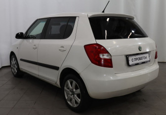 Подержанный автомобиль Skoda Fabia Hatchback 2011 года (6 фото)