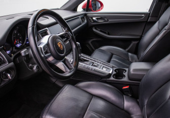 Подержанный автомобиль Porsche Macan 2018 года (10 фото)