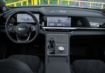 Подержанный автомобиль Geely Monjaro 2025 года (12 фото)