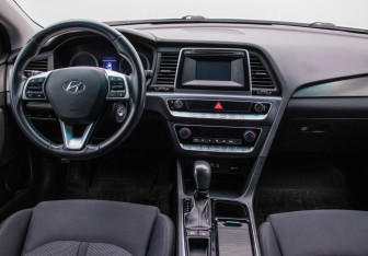 Подержанный автомобиль Hyundai Sonata 2018 года (13 фото)