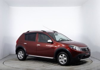 Подержанный автомобиль Renault Sandero 2014 года (3 фото)