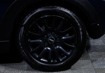 Подержанный автомобиль MINI Hatch 2017 года (15 фото)