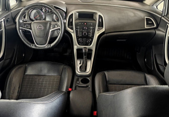 Подержанный автомобиль Opel Astra Hatchback 2012 года (11 фото)