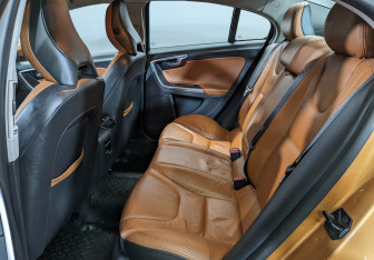 Подержанный автомобиль Volvo S60 2011 года (18 фото)