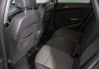 Подержанный автомобиль Opel Astra Hatchback 2011 года (11 фото)