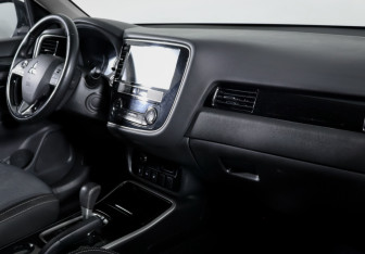 Подержанный автомобиль Mitsubishi Outlander 2018 года (9 фото)