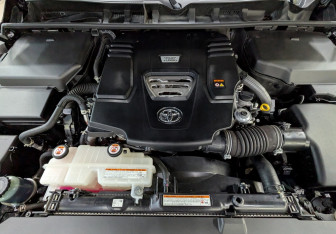 Подержанный автомобиль Toyota Land Cruiser Suv 2021 года (6 фото)