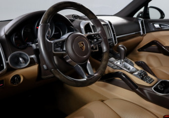 Подержанный автомобиль Porsche Cayenne 2015 года (14 фото)