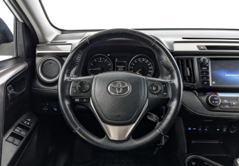 Подержанный автомобиль Toyota RAV4 2017 года (22 фото)