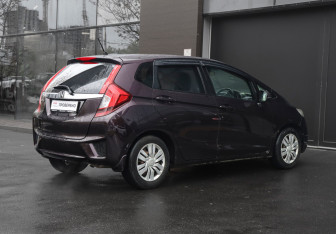Подержанный автомобиль Honda Fit 2013 года (18 фото)