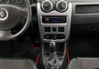 Подержанный автомобиль Renault Logan Sedan 2012 года (12 фото)