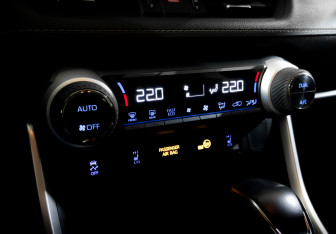 Подержанный автомобиль Toyota RAV4 2021 года (26 фото)