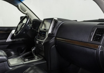 Подержанный автомобиль Toyota Land Cruiser Suv 2015 года (13 фото)