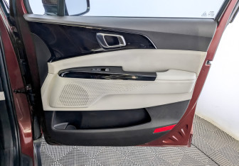 Подержанный автомобиль Kia Carnival 2022 года (26 фото)