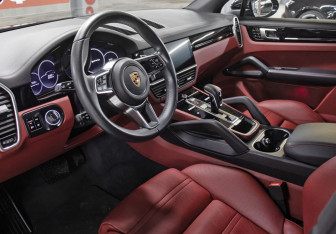 Подержанный автомобиль Porsche Cayenne 2018 года (16 фото)