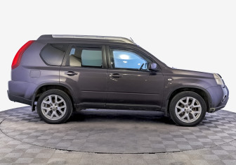 Подержанный автомобиль Nissan X-Trail 2013 года (4 фото)