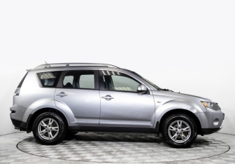 Подержанный автомобиль Mitsubishi Outlander 2008 года (3 фото)