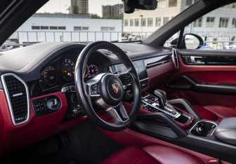 Подержанный автомобиль Porsche Cayenne 2019 года (10 фото)