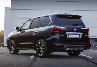 Подержанный автомобиль Lexus LX 2016 года (10 фото)