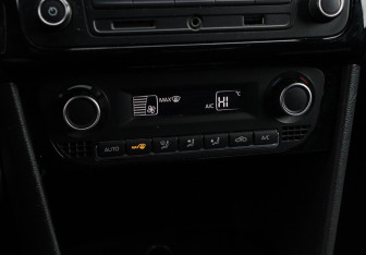 Подержанный автомобиль Volkswagen Polo Sedan 2016 года (14 фото)