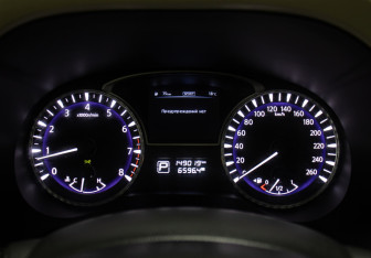 Подержанный автомобиль Infiniti QX60 2017 года (14 фото)