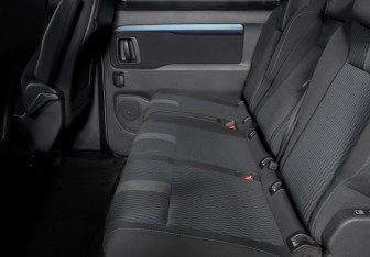 Подержанный автомобиль Peugeot Traveller 2017 года (10 фото)