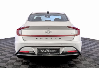 Подержанный автомобиль Hyundai Sonata 2022 года (6 фото)