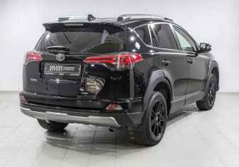 Подержанный автомобиль Toyota RAV4 2018 года (5 фото)