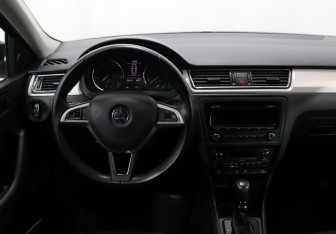 Подержанный автомобиль Skoda Rapid Liftback 2014 года (16 фото)