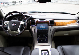 Подержанный автомобиль Cadillac Escalade Suv 2010 года (12 фото)