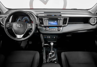Подержанный автомобиль Toyota RAV4 2014 года (8 фото)