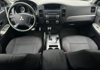 Подержанный автомобиль Mitsubishi Pajero 2012 года (11 фото)