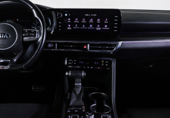 Подержанный автомобиль Kia K5 2021 года (13 фото)