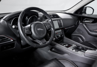 Подержанный автомобиль Jaguar F-Pace 2017 года (14 фото)