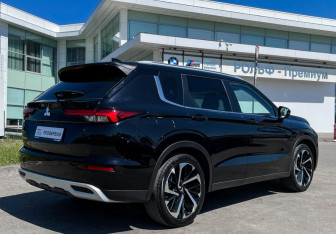 Подержанный автомобиль Mitsubishi Outlander 2023 года (5 фото)