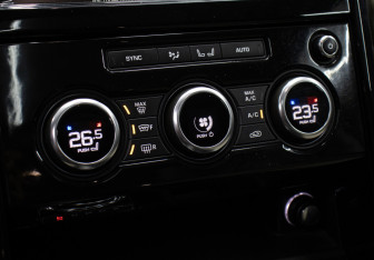 Подержанный автомобиль Land Rover Discovery 2018 года (23 фото)