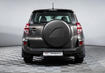 Подержанный автомобиль Toyota RAV4 2011 года (6 фото)