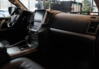 Подержанный автомобиль Toyota Land Cruiser Suv 2019 года (7 фото)