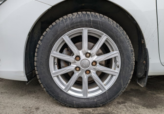 Подержанный автомобиль Toyota Auris Hatchback 2013 года (12 фото)