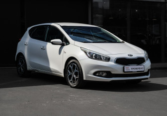 Подержанный автомобиль Kia Ceed Hatchback 2015 года (3 фото)